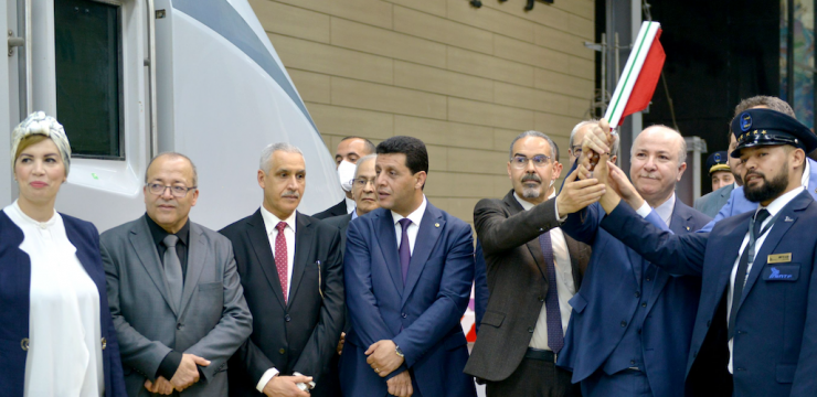 الوزير الأول يعطي إشارة انطلاق الفوج الأول من البعثة الرياضية الوطنية في الألعاب المتوسطية بوهران