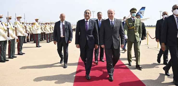 الوزير الأول يستقبل رئيس مجلس الوزراء المصري لدى وصوله إلى الجزائر