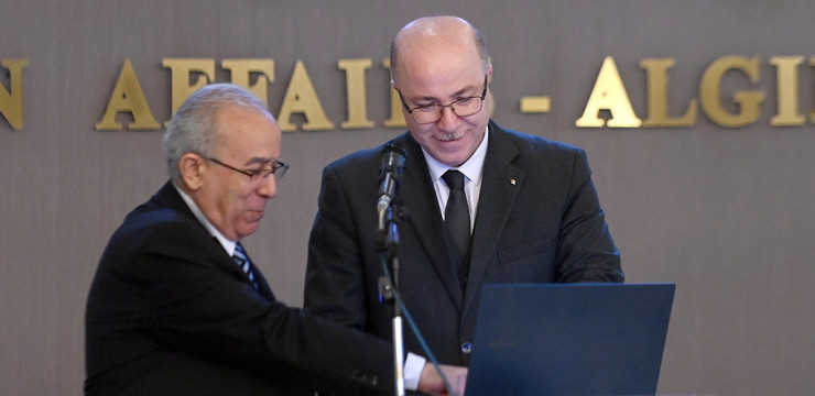 الوزير الأول يشرف على إطلاق البوابة الإلكترونية  المخصصة للقمة العربية بالجزائر