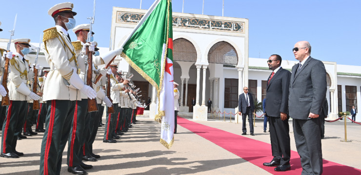 الوزير الأول يودع نظيره الإثيوبي لدى مغادرته الجزائر
