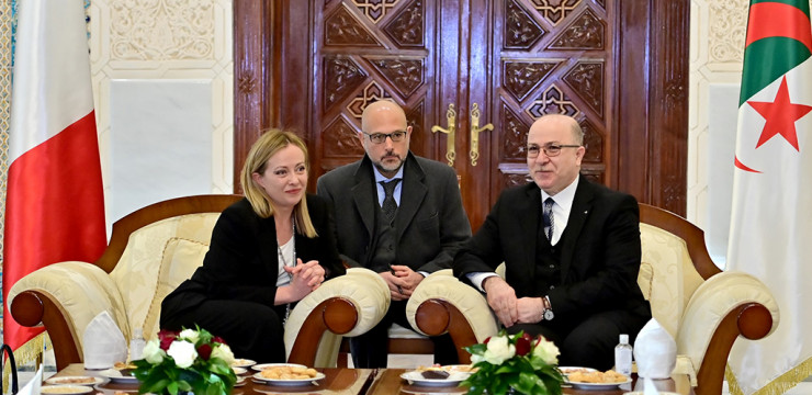 الوزير الأول يستقبل رئيسة مجلس الوزراء الإيطالي لدى وصولها الجزائر
