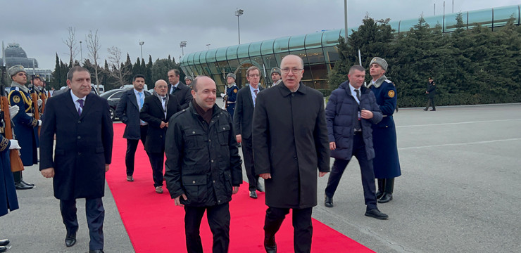 الوزير الأول ينهي زيارته إلى باكو بعد مشاركته في قمة مجموعة الاتصال لحركة عدم الانحياز ممثلا لرئيس الجمهورية