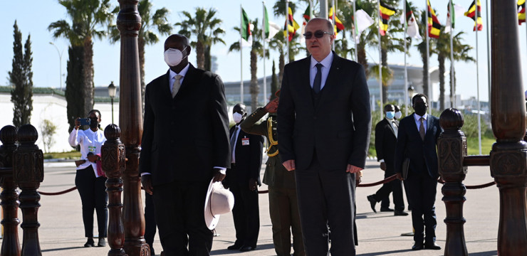 الوزير الأول يودع رئيس جمهورية أوغندا لدى مغادرته الجزائر