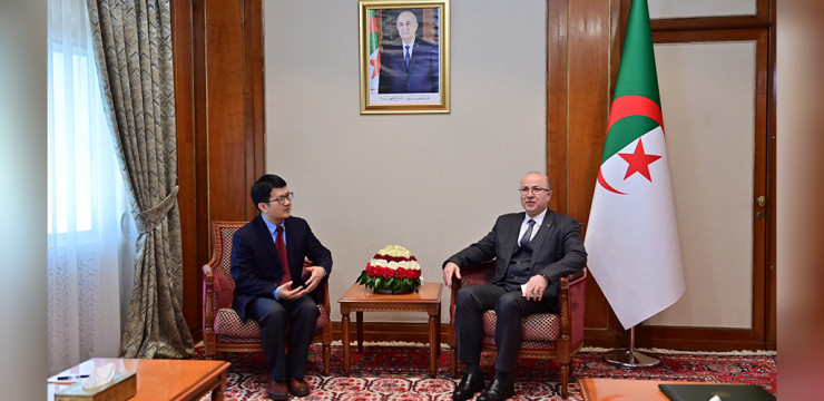 Le Premier Ministre reçoit l’ambassadeur de la République Populaire de Chine en Algérie