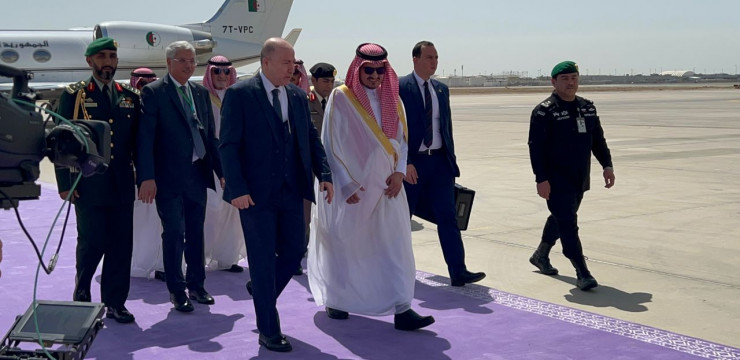 الوزير الأول يصل إلى جدة لتمثيل رئيس الجمهورية في  أشغال القمة العربية