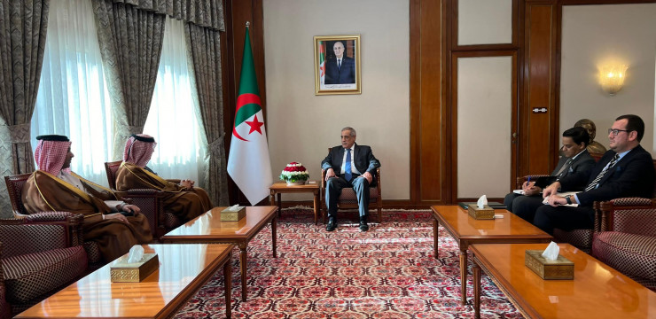 الوزير الأول يستقبل سفير دولة قطر بالجزائر