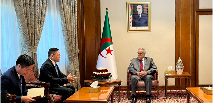 الوزير الأول يستقبل سفير جمهورية فيتنام الاشتراكية بالجزائر