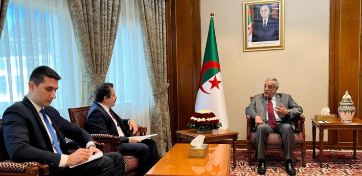 الوزير الأول يستقبل سفير الجمهورية التركية بالجزائر