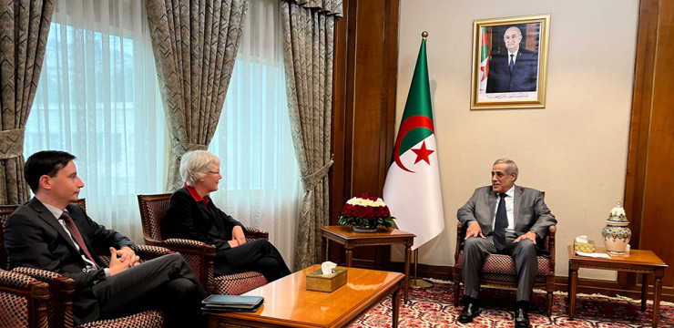 الوزير الأول يستقبل سفيرة ألمانيا الاتحادية بالجزائر