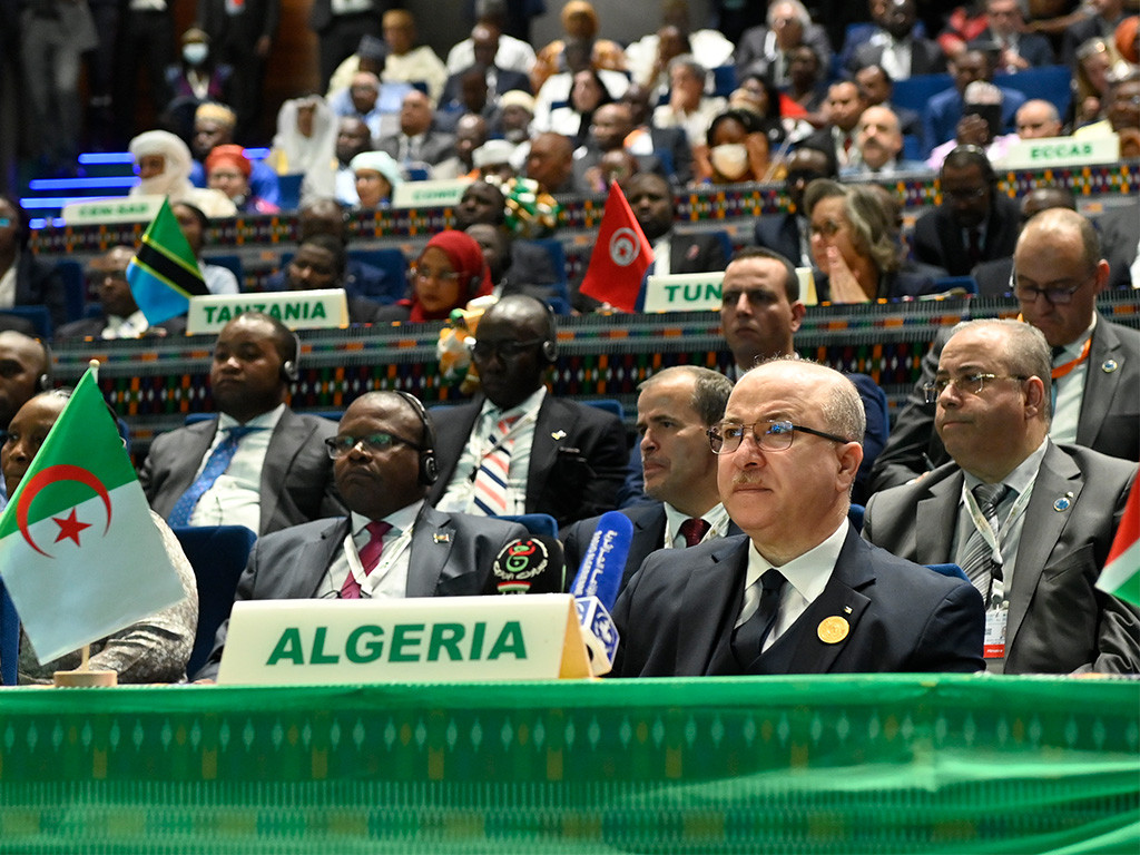 الوزير الأول يمثل رئيس الجمهورية في أشغال القمة الاستثنائية للاتحاد الإفريقي بنيامي