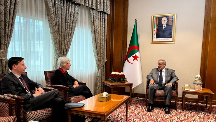 الوزير الأول يستقبل سفيرة ألمانيا الاتحادية بالجزائر