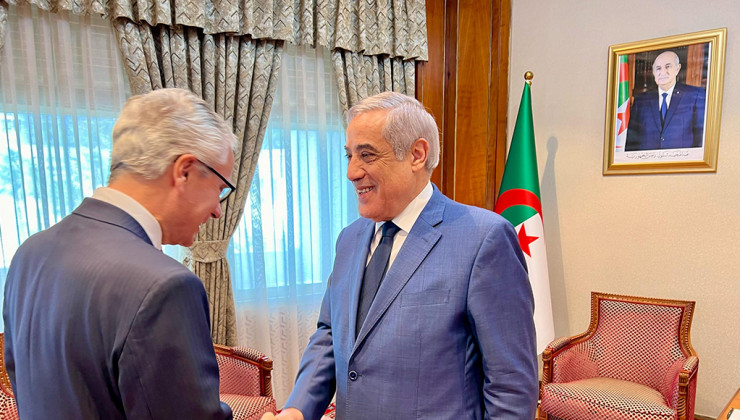 الوزير الأول يستقبل سفير الجمهورية البرتغالية لدى الجزائر